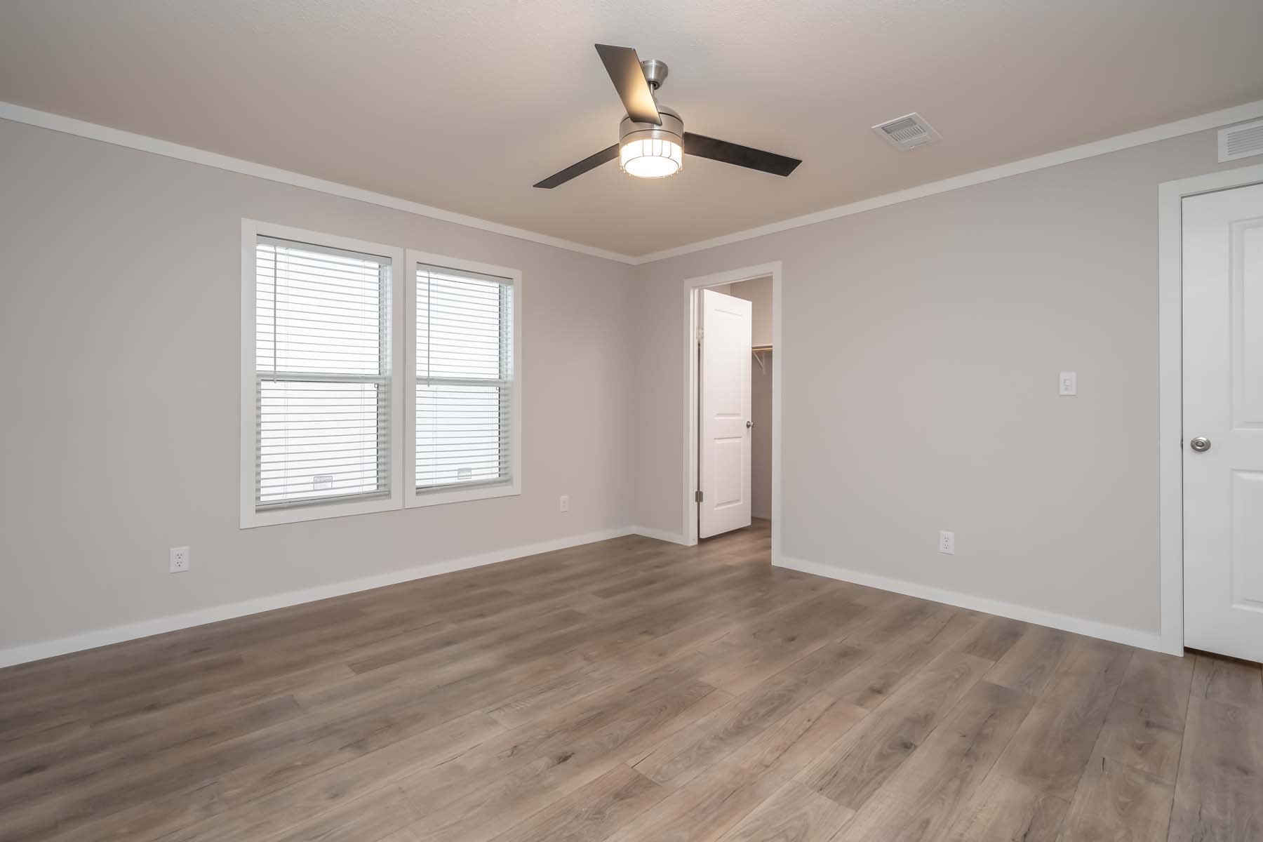 Premier / Bourbon 3276H42398 — manufactured home photo 11 at Texas Home Outlet in Huffman, TX