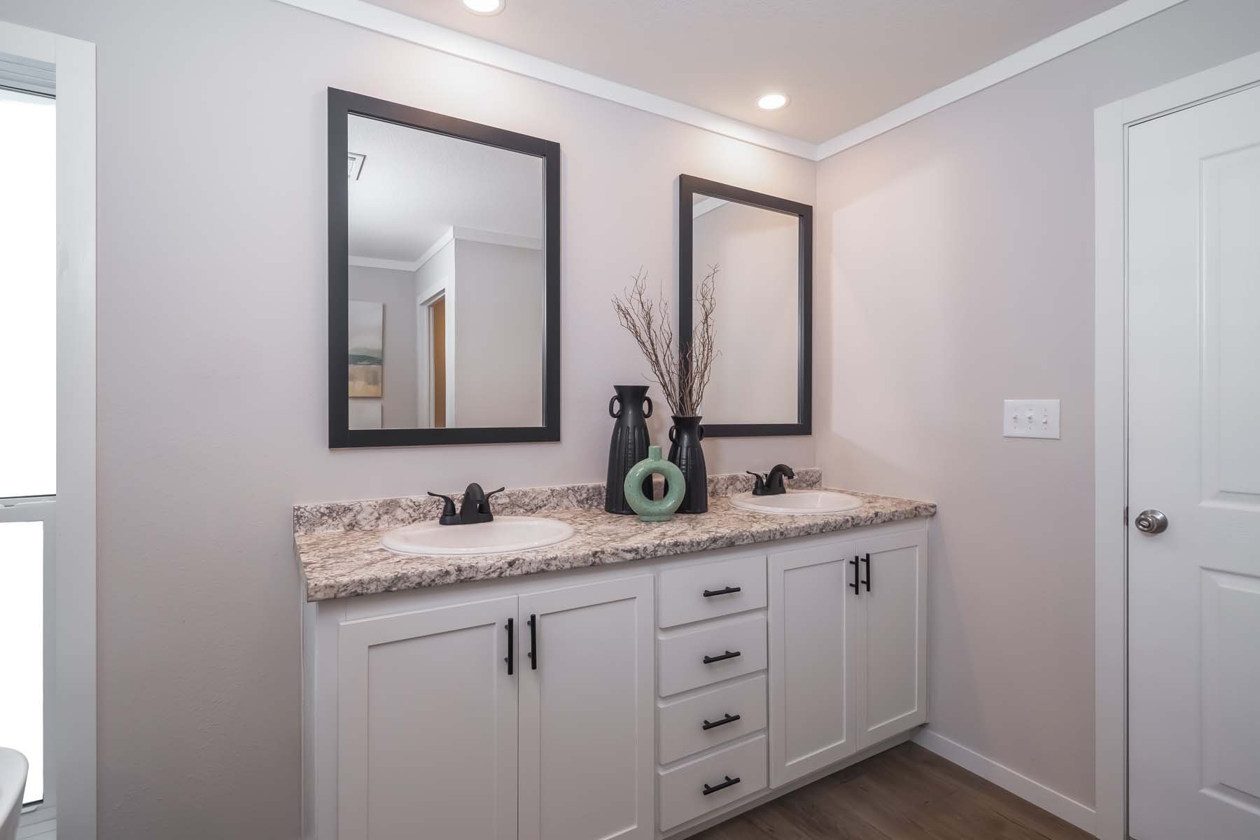 Premier / Bourbon 3276H42398 — manufactured home photo 17 at Texas Home Outlet in Huffman, TX